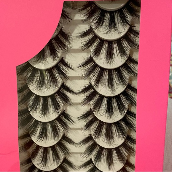 Box w/ 8 Pairs of Lashes - Picture 3 of 4